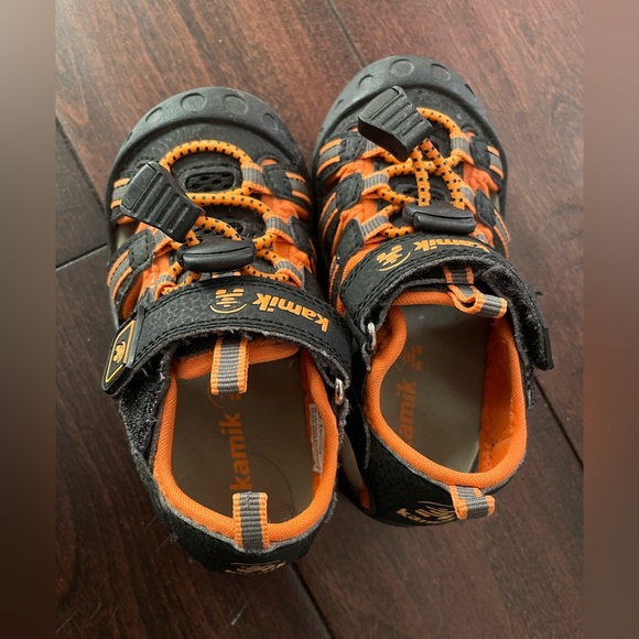 Kamik Toddler Crab Closed-Toe Sandals. Black and Orange colour. Size 6 - Picture 3 of 8